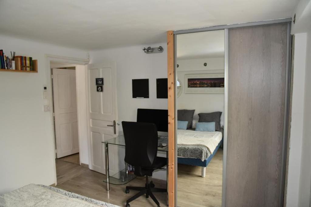 Łóżko lub łóżka w pokoju w obiekcie Rez de chaussée de Villa Marseille 9ème