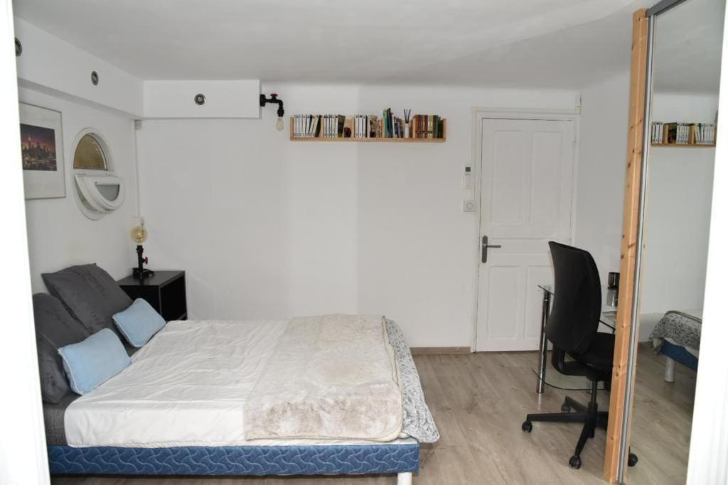 Łóżko lub łóżka w pokoju w obiekcie Rez de chaussée de Villa Marseille 9ème