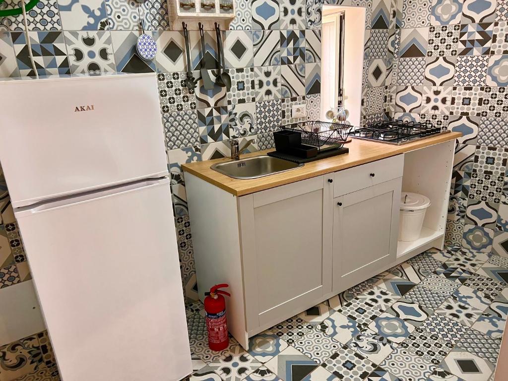 A kitchen or kitchenette at Vico Longo 25 - Ensuit flat in the heart of Naples