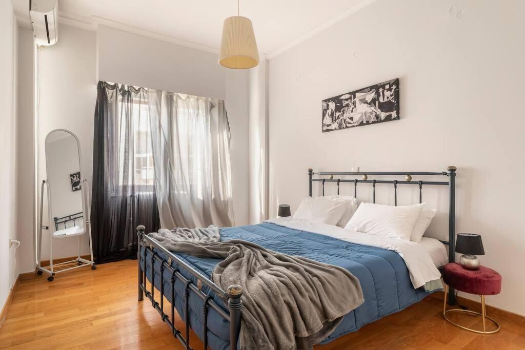 Łóżko lub łóżka w pokoju w obiekcie Eχquisite apt in Acropolis-plaka/vaccinatedHost