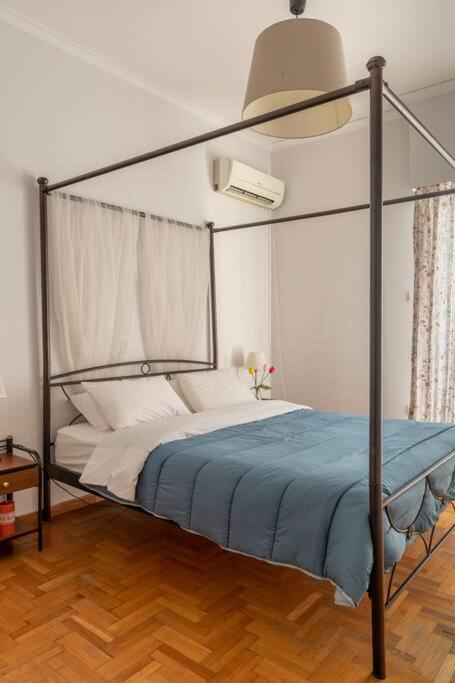 Łóżko lub łóżka w pokoju w obiekcie Eχquisite apt in Acropolis-plaka/vaccinatedHost