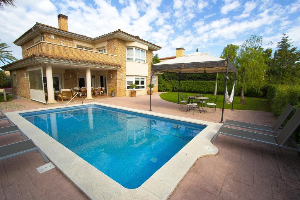 een zwembad voor een huis bij Catalunya Casas Port Aventura,Golf, Costa Dorada at your doorstep in Reus