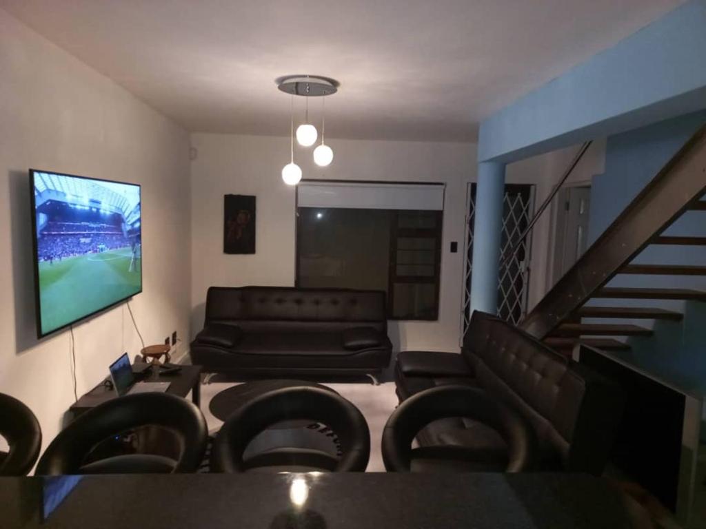 uma sala de estar com um sofá e uma televisão de ecrã plano em Rachimy em Walvis Bay