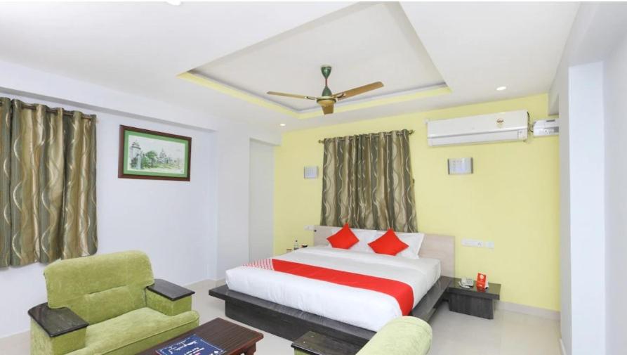 En eller flere senge i et værelse på Sai Golden Rooms