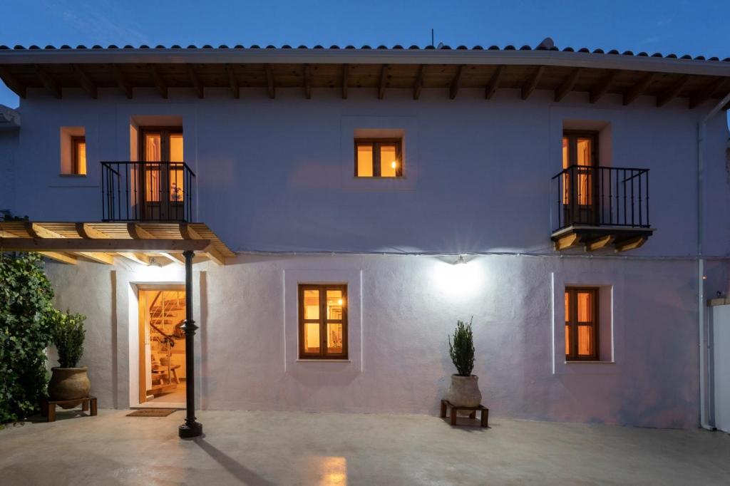 uma casa branca com um pátio em frente em Casa Manuela em Ribera Baja
