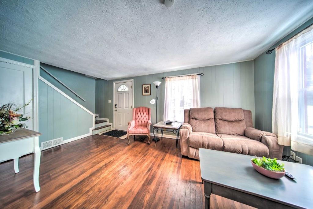 salon z kanapą i krzesłem w obiekcie Eastlake Home with Patio Less Than 1 Mi to Lake Erie! w mieście Eastlake