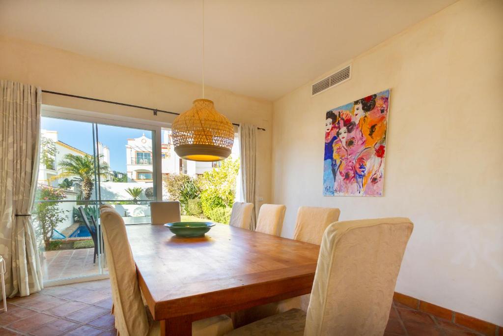 Fotografia z galérie ubytovania 55-Cosy Villa with private Pool in Miraflores, Mijas v destinácii Málaga