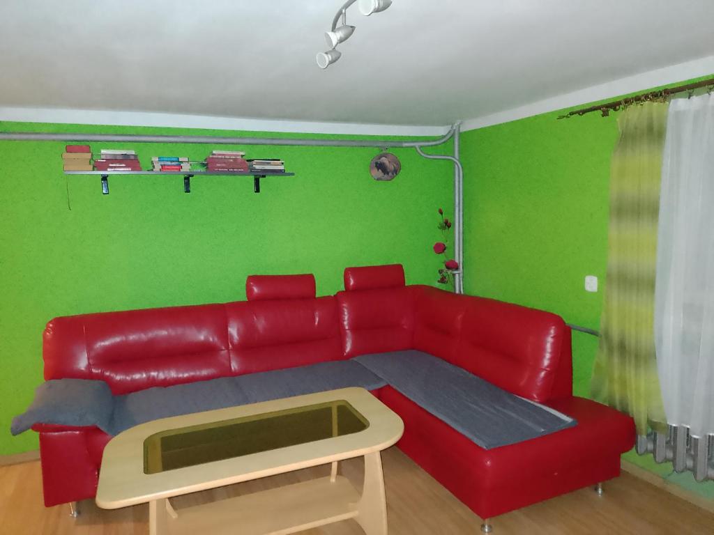Ein Sitzbereich in der Unterkunft Apartament między Strumykami