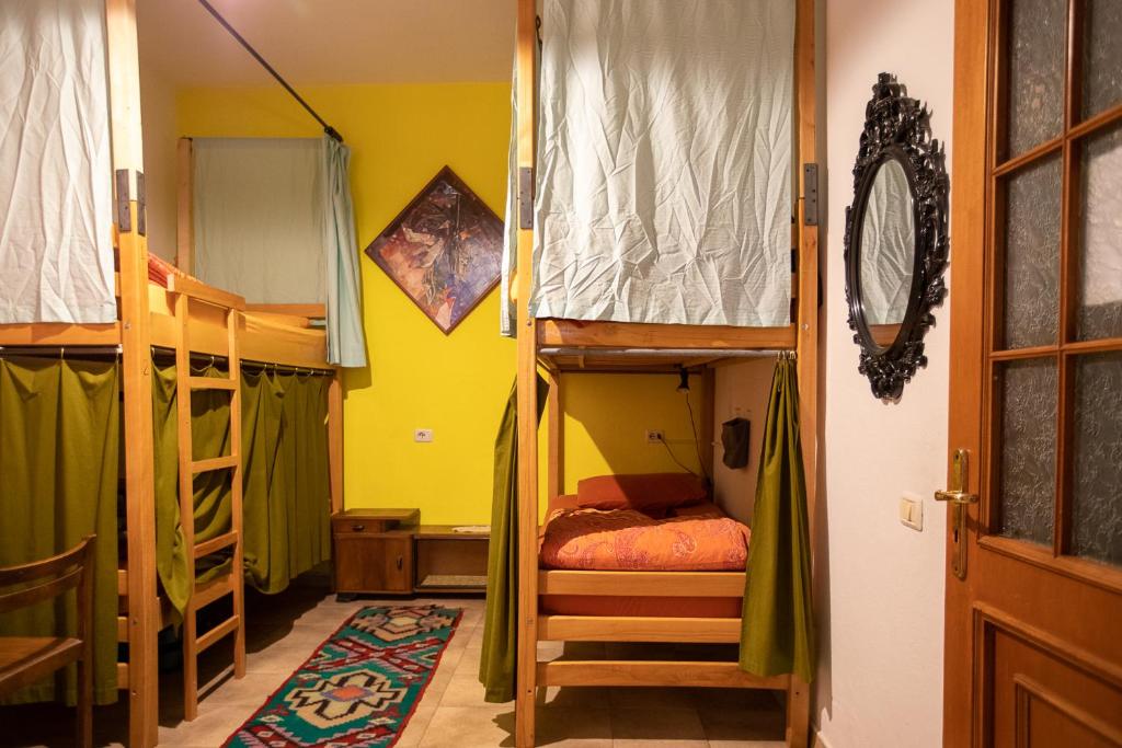 Postel nebo postele na pokoji v ubytování Mi Casa es Tu Casa - Shkodra Backpackers Hostel