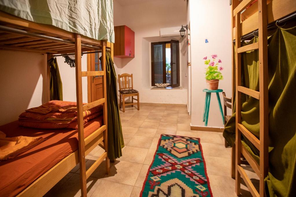 Postel nebo postele na pokoji v ubytování Mi Casa es Tu Casa - Shkodra Backpackers Hostel