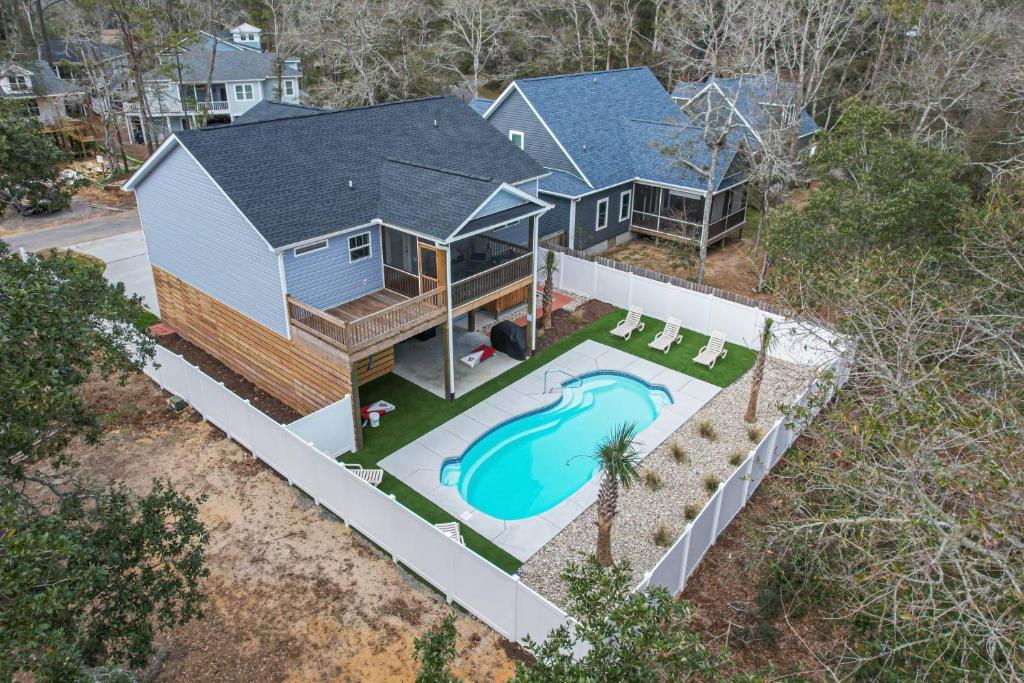 een bovenaanzicht van een huis met een zwembad bij Ruff-Tide in Oak Island