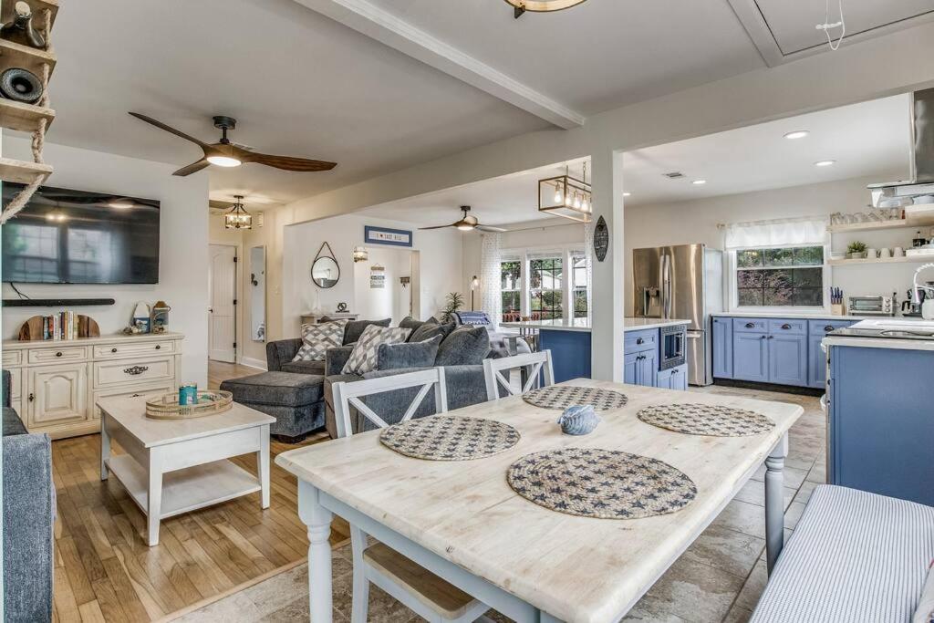 The East Hill Escape, A Bay View Beachy Cottage, Pensacola (updated prices 2024)