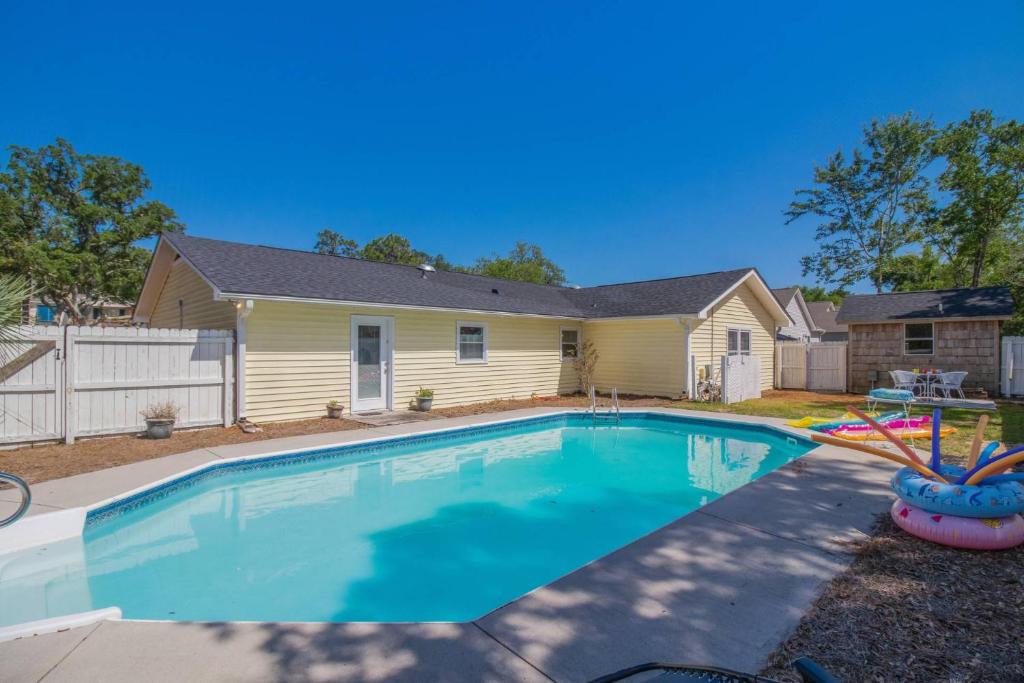 een zwembad voor een huis bij Sunny Daze in Oak Island