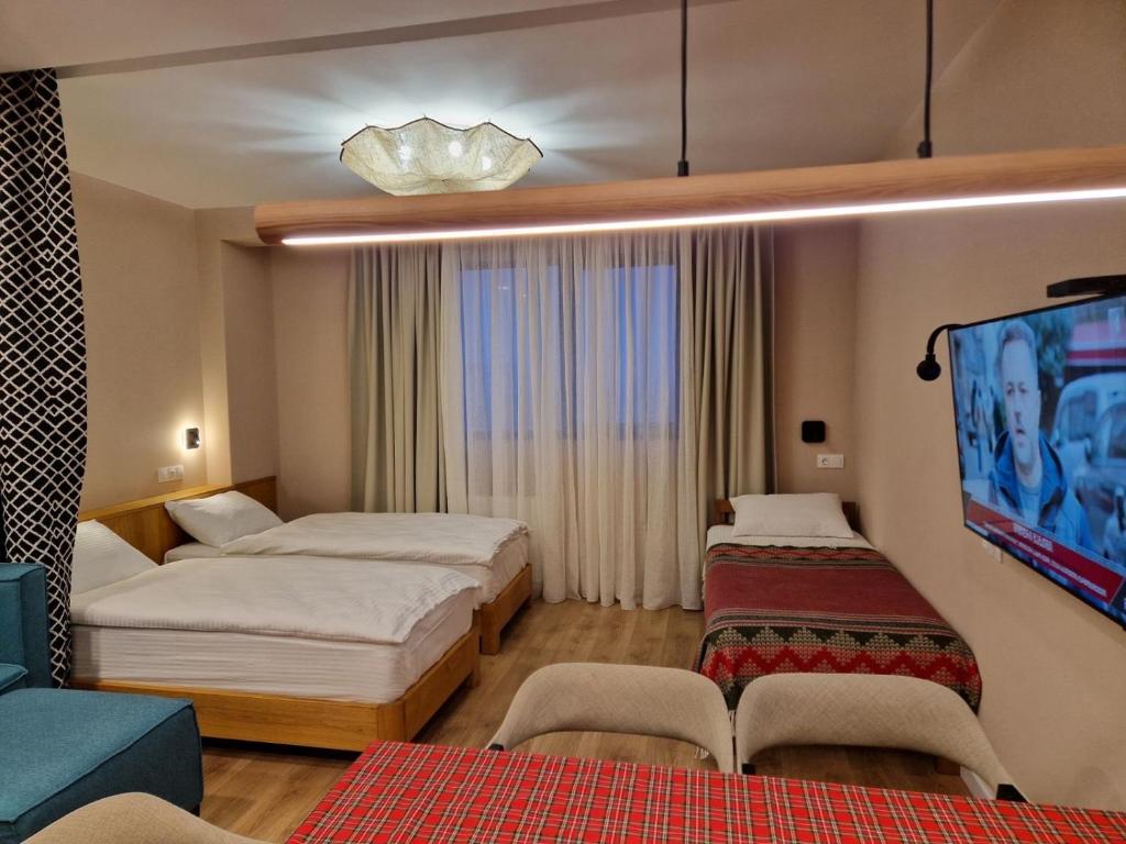 Ένα ή περισσότερα κρεβάτια σε δωμάτιο στο Roshka Apartment #304