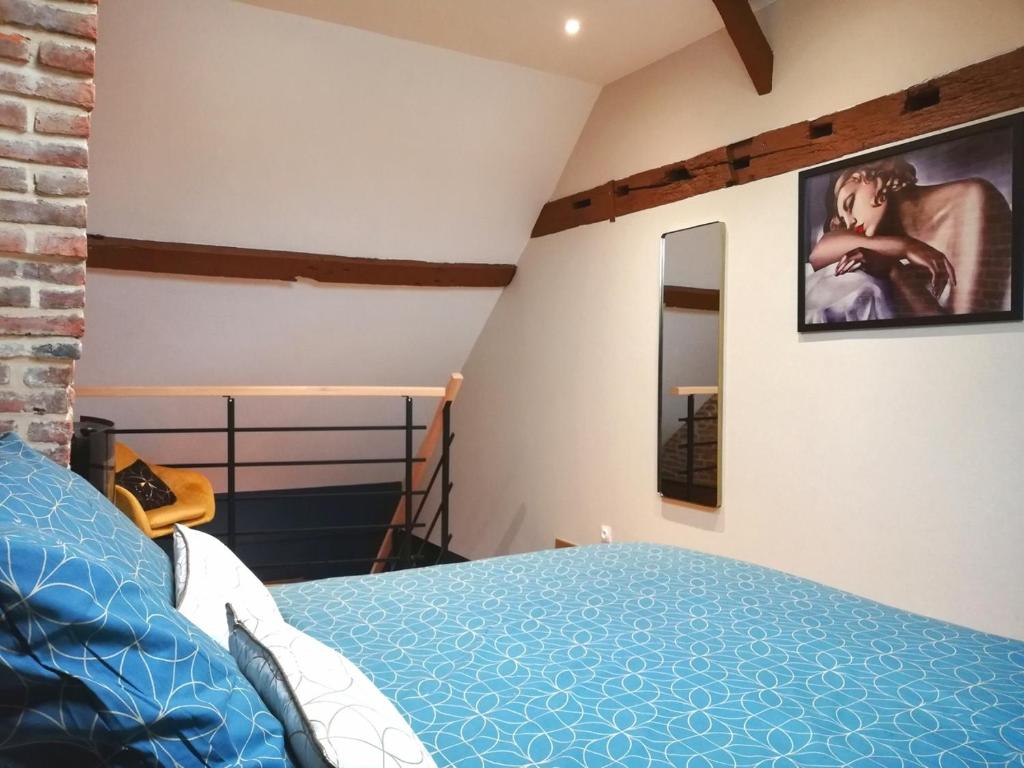 1 dormitorio con 1 cama y TV en la pared en Calme/ Confortable / Esthétique / Centre-ville, en Valenciennes