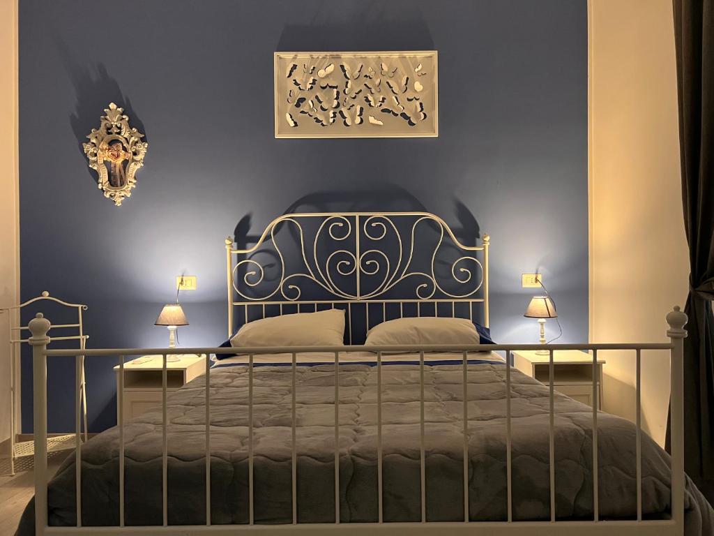 A bed or beds in a room at Vico Longo 25 - Ensuit flat in the heart of Naples