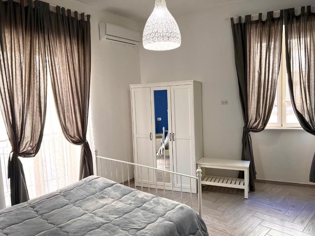 A bed or beds in a room at Vico Longo 25 - Ensuit flat in the heart of Naples