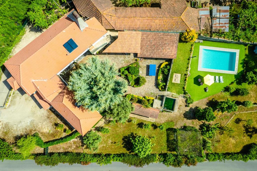 Cette chambre offre une vue sur une maison dotée d'une piscine. dans l'établissement Casa da Guarda de Fora, à Paredes