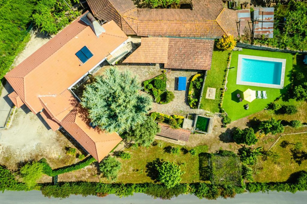 an overhead view of a house with a swimming pool at Casa da Guarda de Fora in Paredes