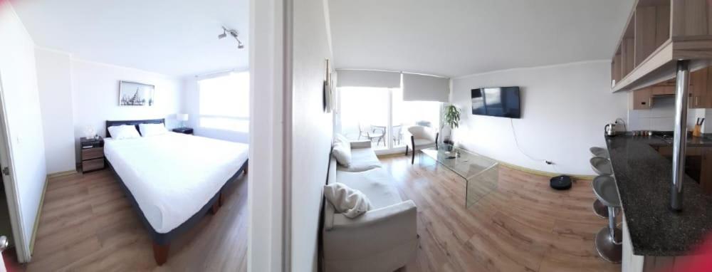 um quarto e uma sala de estar com uma cama e uma cozinha em Alma nova vista al mar em Antofagasta