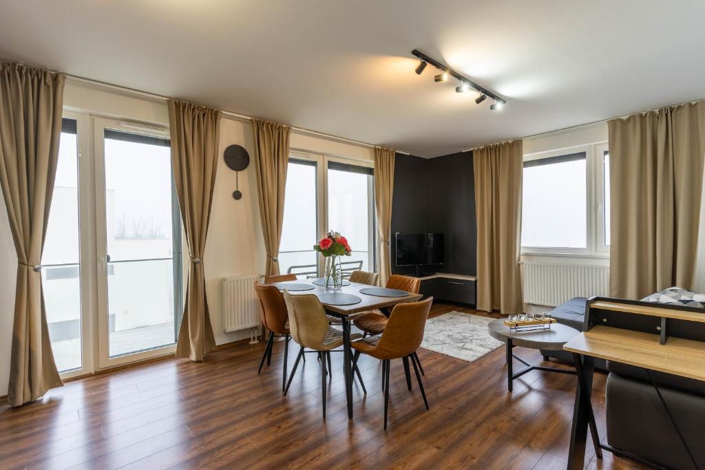 TV a/nebo společenská místnost v ubytování LakeView Apartment 305 Beachfront