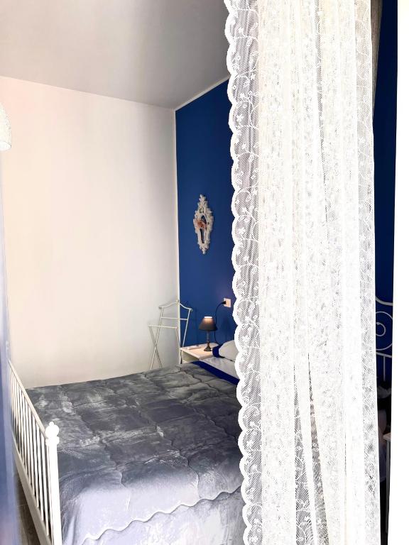 A bed or beds in a room at Vico Longo 25 - Ensuit flat in the heart of Naples