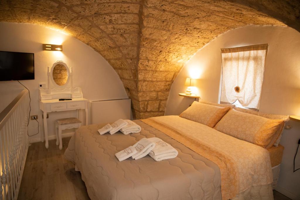um quarto com uma cama com duas toalhas em La Corte dei Sogni em Taviano