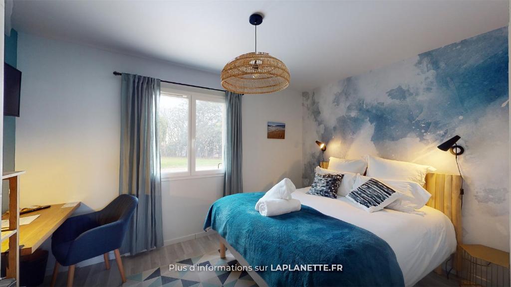 LA PLANETTE - Double Room With Pool View