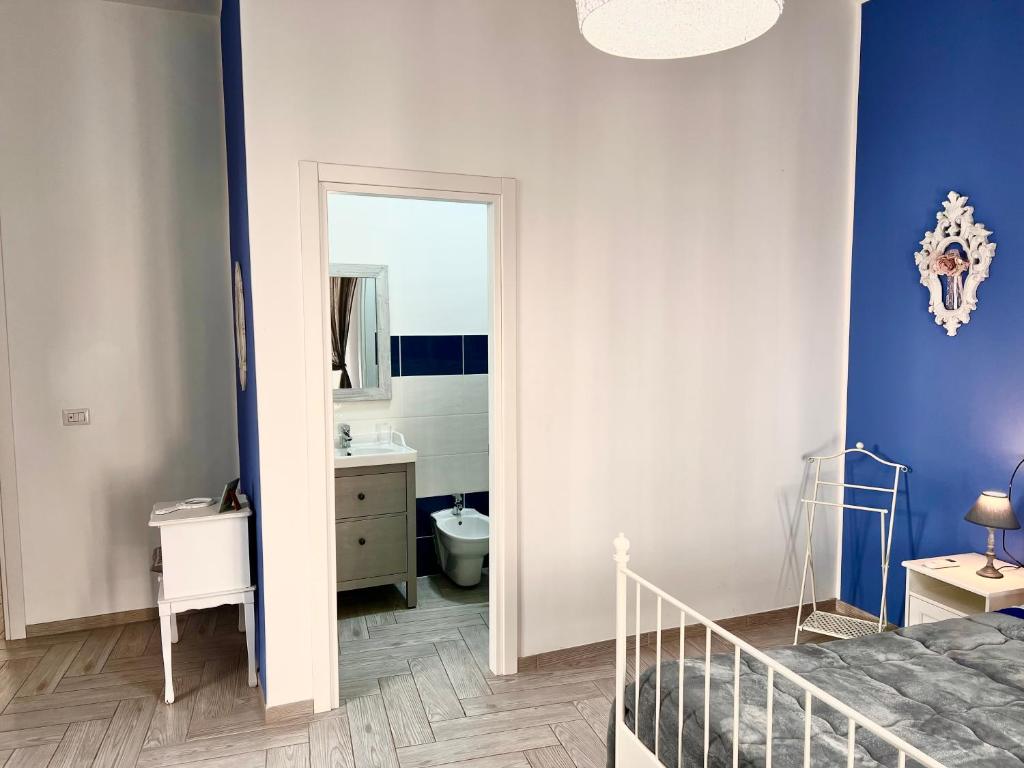 A bathroom at Vico Longo 25 - Ensuit flat in the heart of Naples