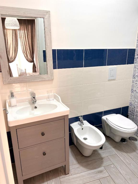 A bathroom at Vico Longo 25 - Ensuit flat in the heart of Naples