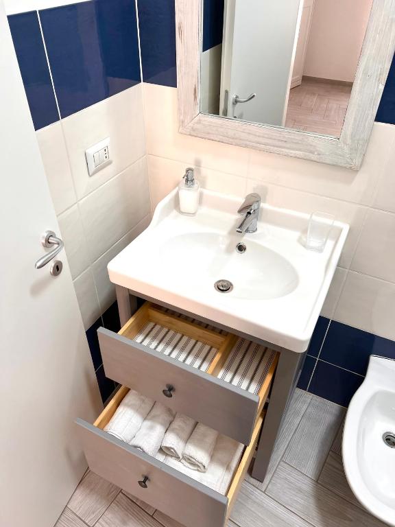 A bathroom at Vico Longo 25 - Ensuit flat in the heart of Naples