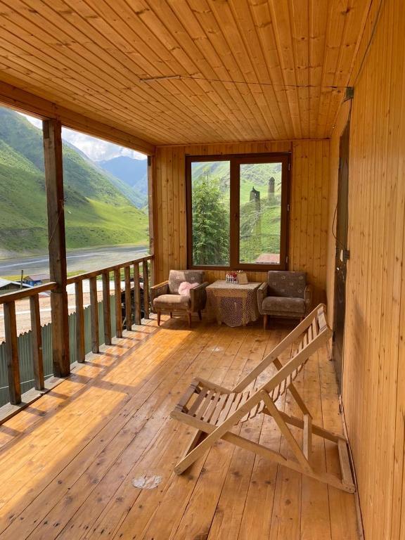 una veranda di una cabina con panchina e tavolo di Shio's Stonehouse in Tusheti a Tusheti