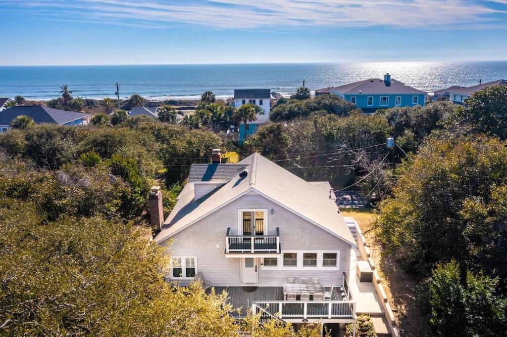 About Time Classic Folly Beach Home Block from the Beach Private
