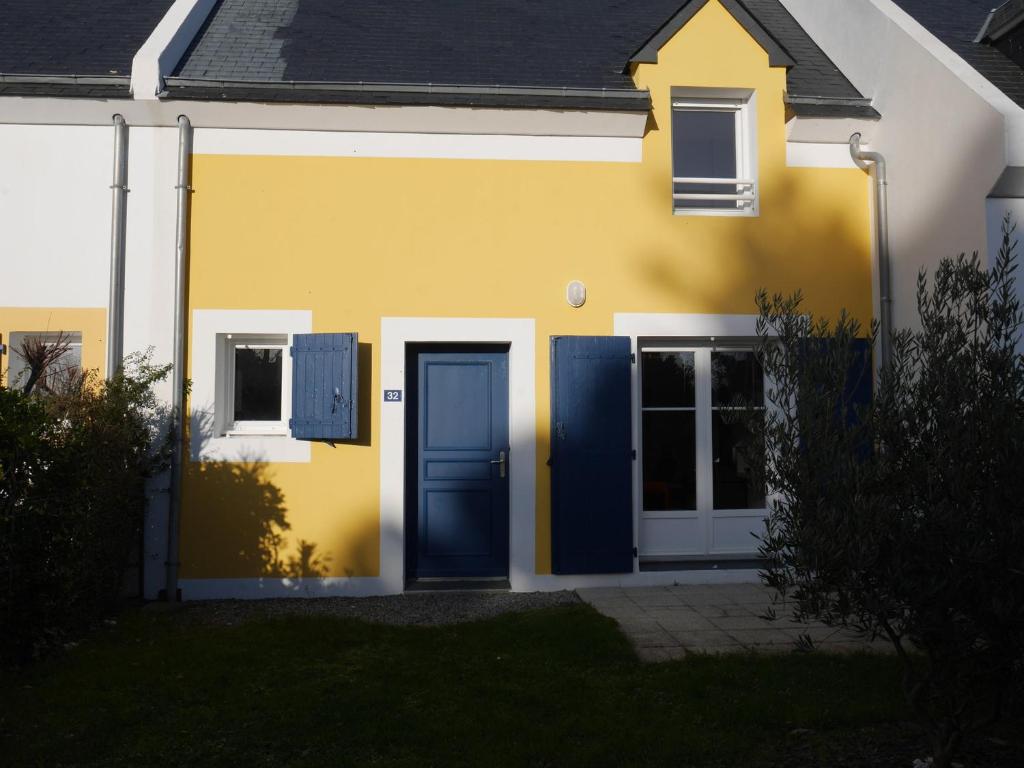 a yellow and blue house with a blue door at Maison Sauzon, 3 pièces, 4 personnes - FR-1-418-212 in Sauzon