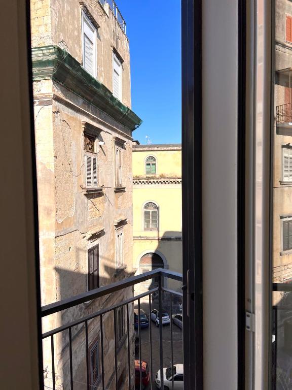 A balcony or terrace at Vico Longo 25 - Ensuit flat in the heart of Naples