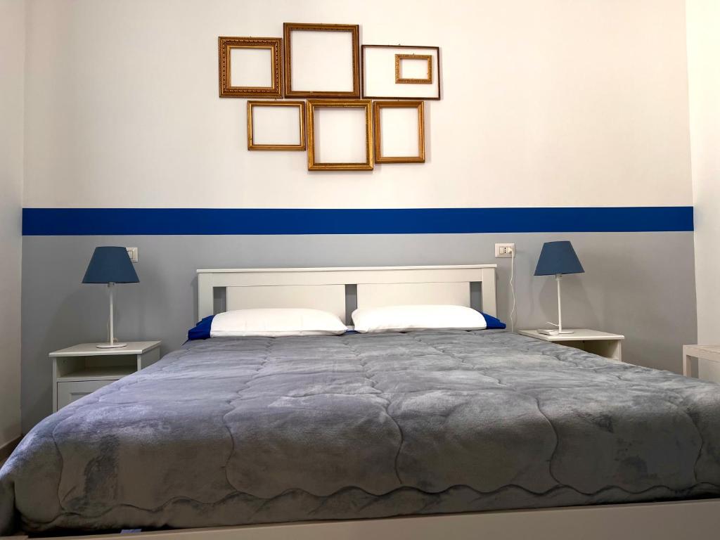 A bed or beds in a room at Vico Longo 25 - Ensuit flat in the heart of Naples