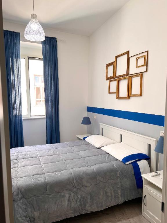 A bed or beds in a room at Vico Longo 25 - Ensuit flat in the heart of Naples