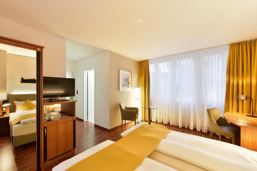 TV a/nebo společenská místnost v ubytování Hotel Engel