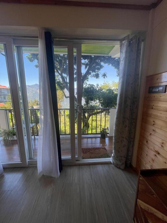 Tito's Homestay - Tweepersoonskamer Met Balkon