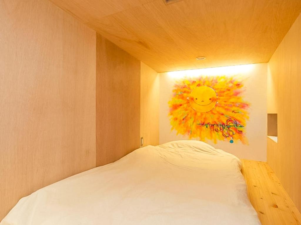 鎌倉市にあるTrawl - Vacation STAY 55766vの壁に絵が飾られたベッドのある寝室