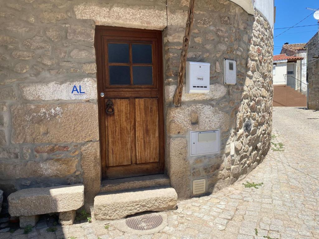 eine Tür an der Seite eines Steingebäudes in der Unterkunft Vita Portucale ! Countryside Cottage Gem Moncorvo in Torre de Moncorvo