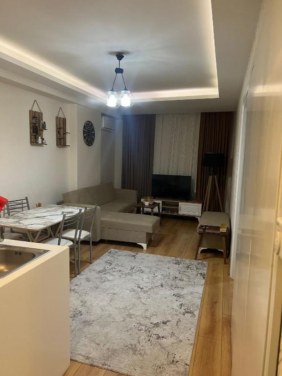 salon z kanapą i stołem w obiekcie Full furnished Stylish Flat in Istanbul w Stambule