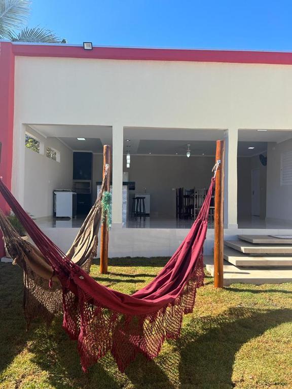 een hangmat voor een huis bij CASA DE FÉRIAS in Barra do Garças