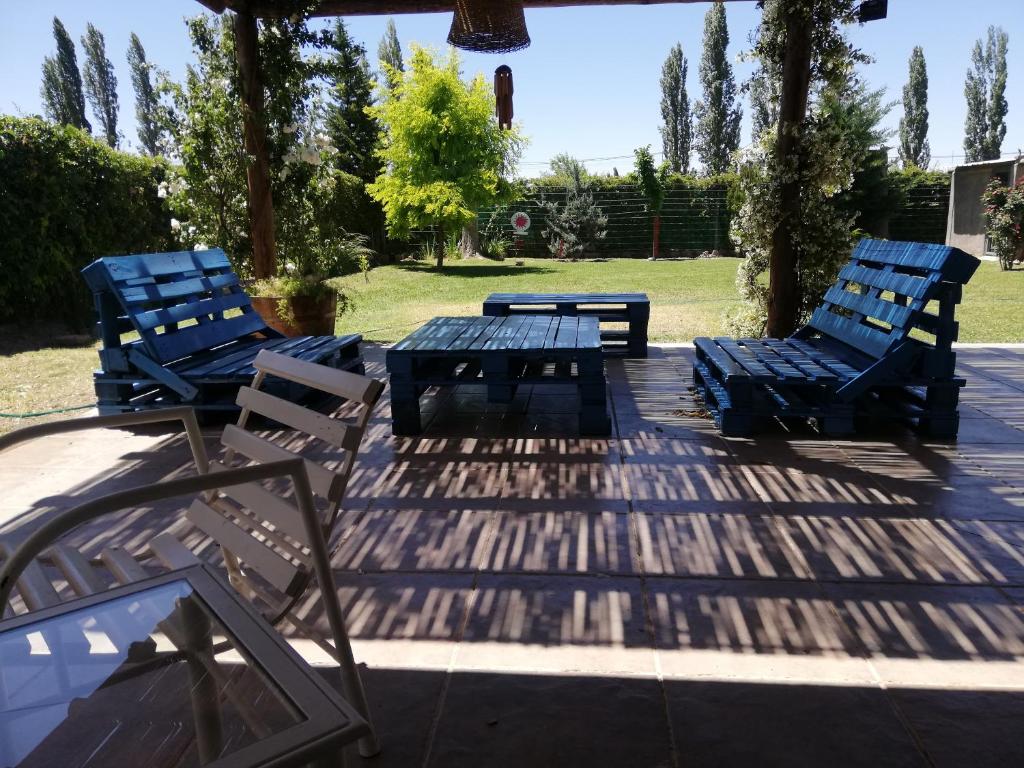 3 sedie blu e un tavolo da picnic su un patio di El descanso, zona de bodegas a Ciudad Lujan de Cuyo