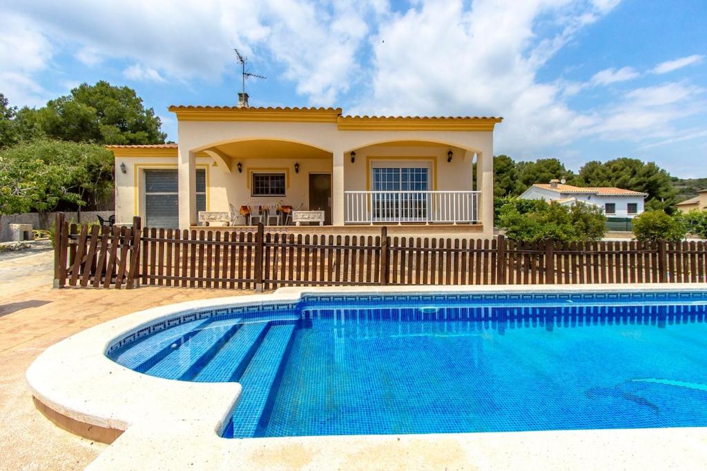 ベンドレルにあるCatalunya Casas Cozy Costa Dorada with private pool, 3km to beach!のヴィラ(家の前にスイミングプール付)