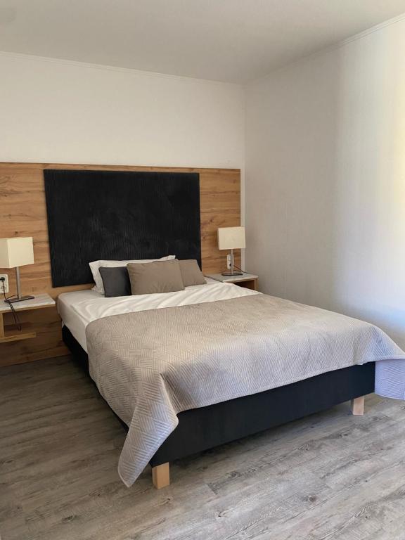 Postel nebo postele na pokoji v ubytování Hotel am Ludwigsplatz