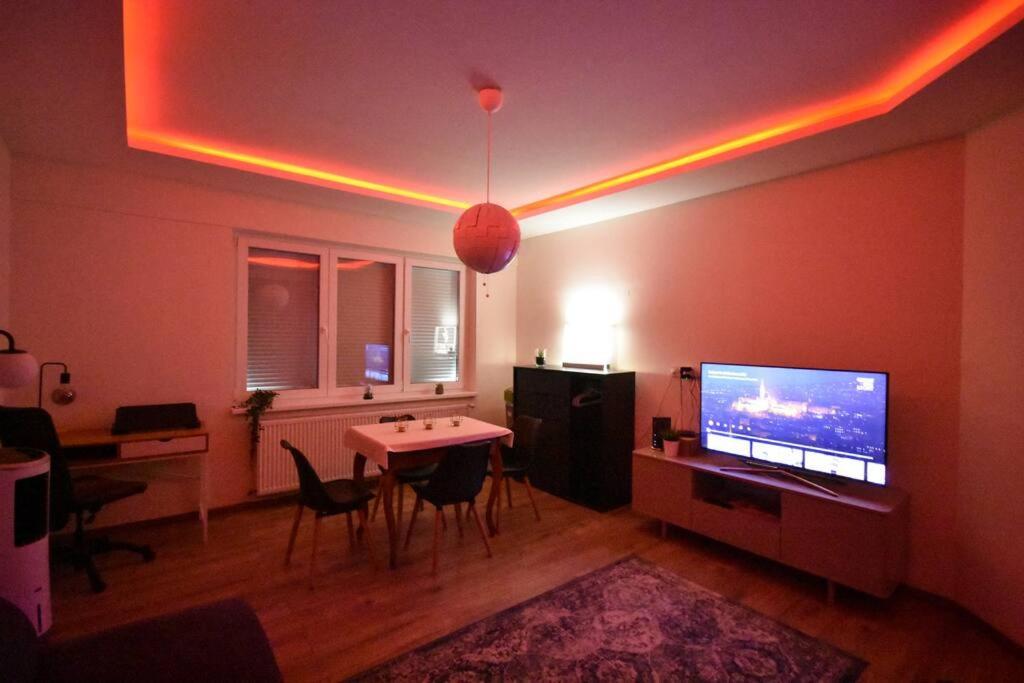 Televízia a/alebo spoločenská miestnosť v ubytovaní Renovated Stylish Flat at the Castle&Metro