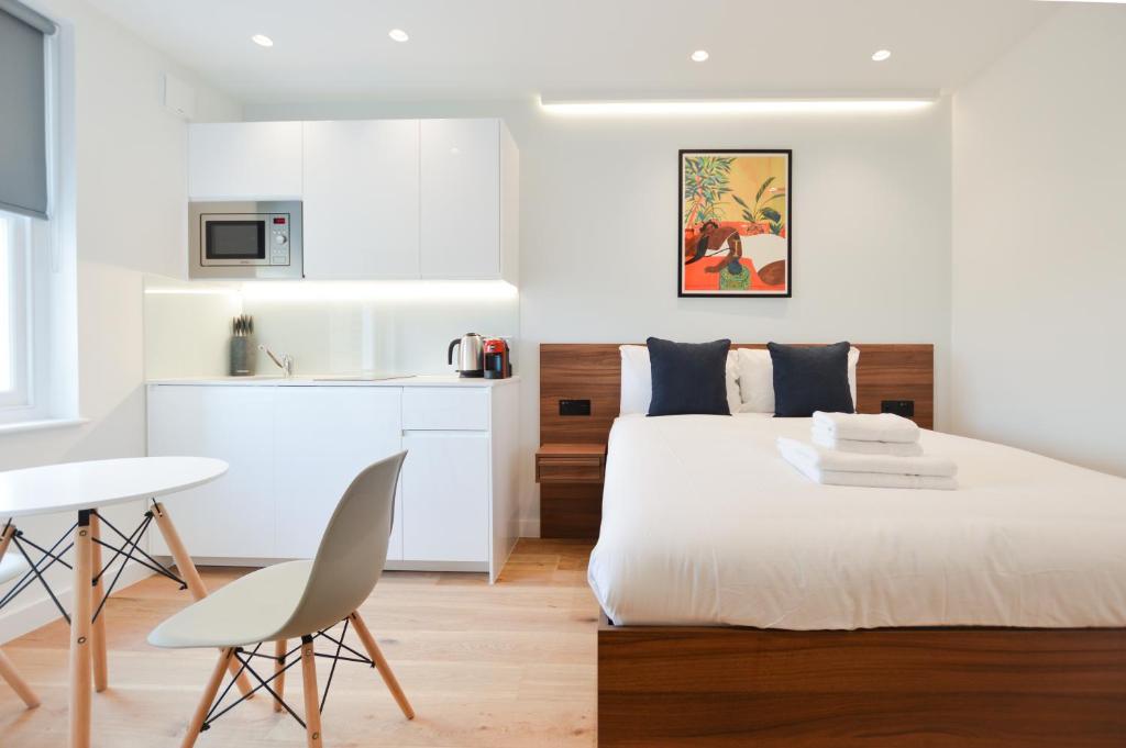 Postel nebo postele na pokoji v ubytování West Hampstead Serviced Apartments by Concept Apartments
