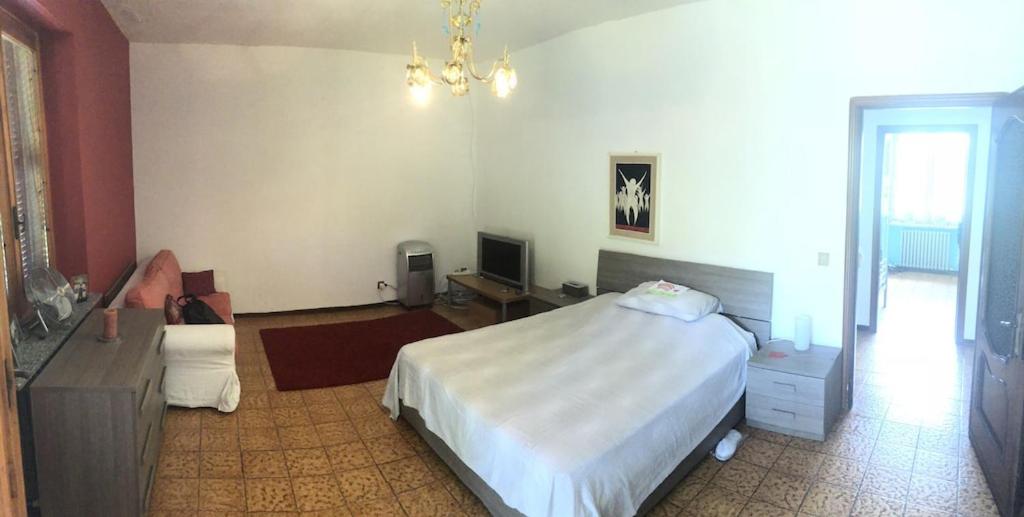 A television and/or entertainment centre at Casa Roberto Pool with Bar 5 bedrooms 2 bathrooms Great For Groups