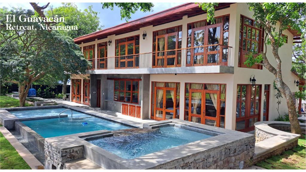 una casa con piscina frente a ella en El Guayacan Retreat, en El Edén